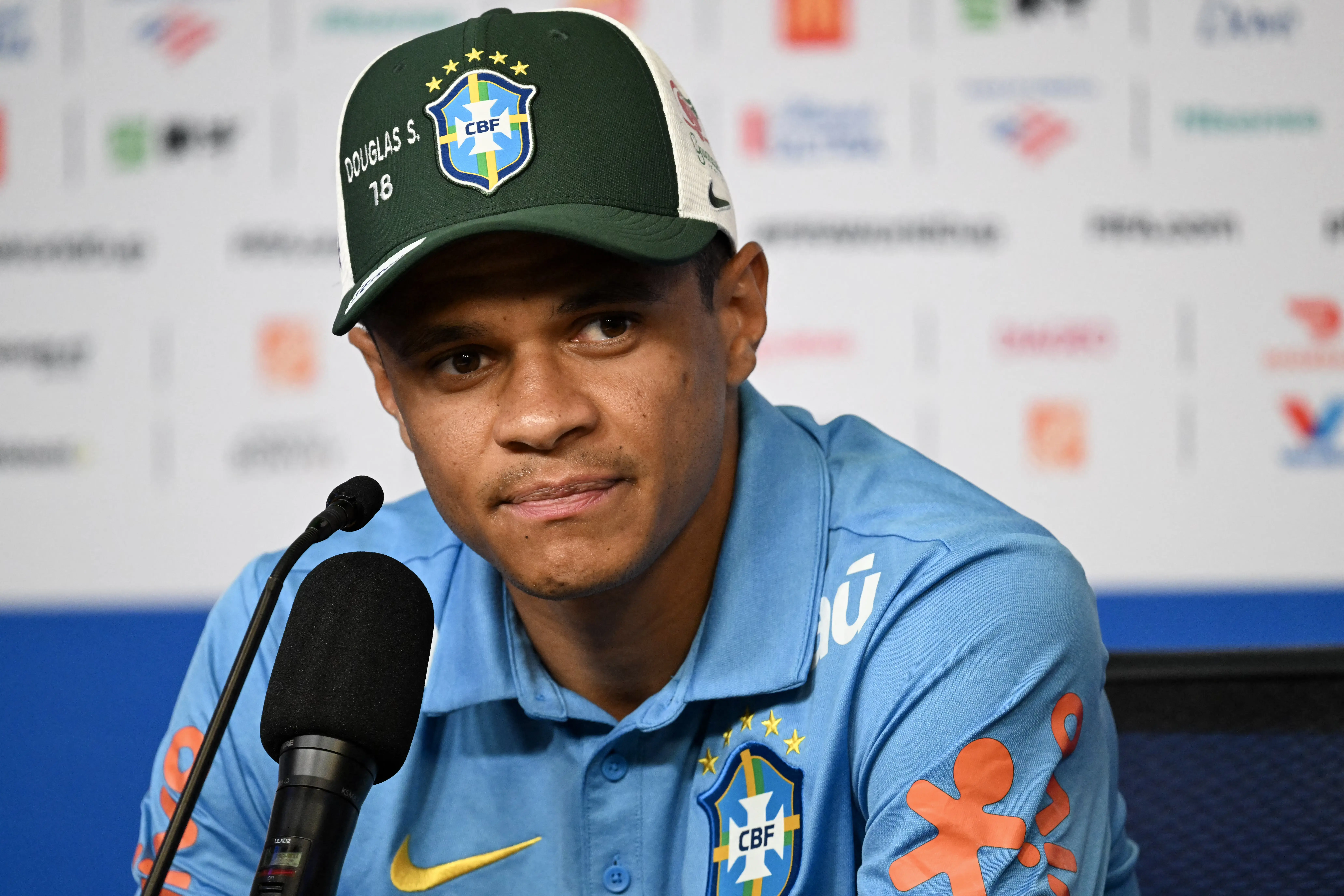 Douglas Santos indica retorno de Raphinha apenas em possível quartas da Copa