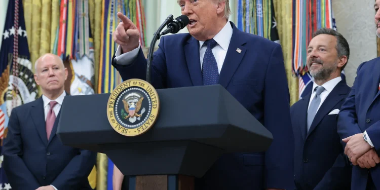 Trump chama Raphael Claus de ‘muito suspeito’ após cartão vermelho a Balogun