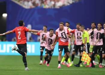 Seleção do Egito é ovacionada em seu retorno ao país