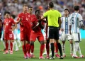 Técnico da Suíça critica expulsão de Embolo contra a Argentina