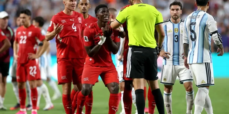 Técnico da Suíça critica expulsão de Embolo contra a Argentina
