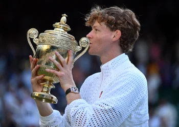 Jannik Sinner vence Alexander Zverev e é bicampeão de Wimbledon