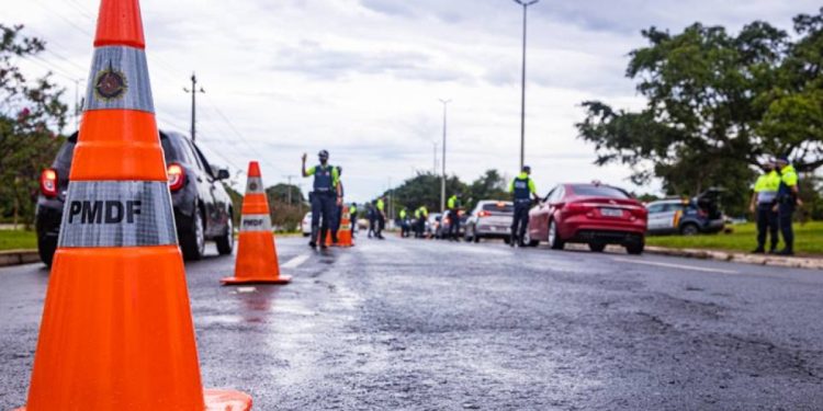 Parado em blitz com carro oficial, subsecretário se negou a fazer teste do bafômetro