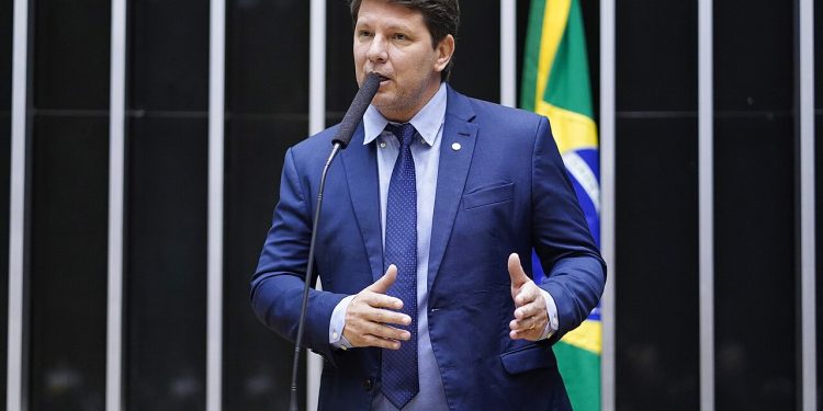 Dark Horse: Frias declarou missões oficiais sem registros durante gravações do filme