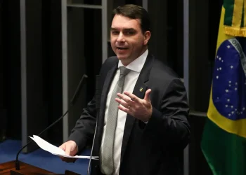 Entre tigrinhos e tigrões, palanque de Flávio balança no Rio