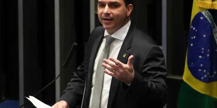 Entre tigrinhos e tigrões, palanque de Flávio balança no Rio