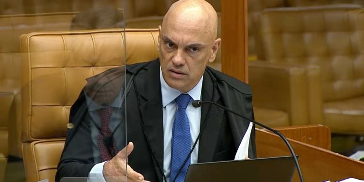 Moraes mantém domiciliar de Bolsonaro e manda apreender 10 armas registradas em seu nome