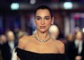 Professora demitida por indicar livro fala sobre “dor da censura” e iniciativa de Dua Lipa