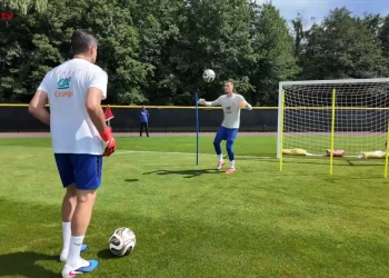 Goleiros da França treinam forte antes de Dallas