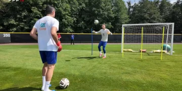 Goleiros da França treinam forte antes de Dallas