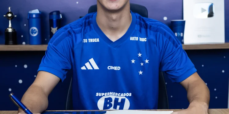 Após rescisão, meia formado na base do Palmeiras assina com o Cruzeiro; veja detalhes