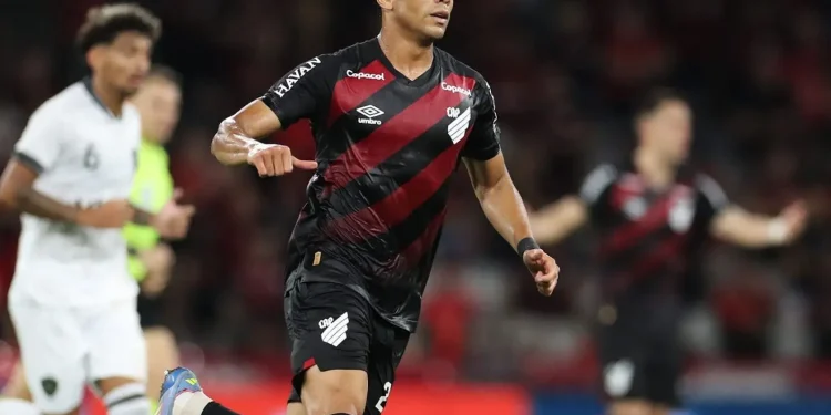 Athletico-PR empresta atacante ao futebol árabe
