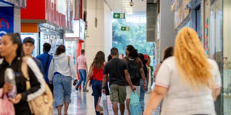 Trabalhadores do comércio varejista do DF têm reajuste salarial