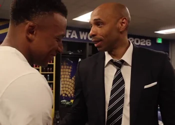 Thierry Henry comemora com Mbappé após vitória sobre o Marrocos