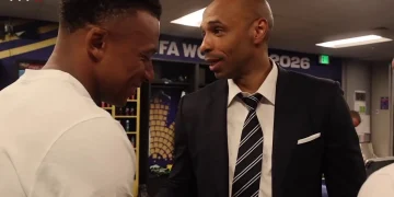Thierry Henry comemora com Mbappé após vitória sobre o Marrocos