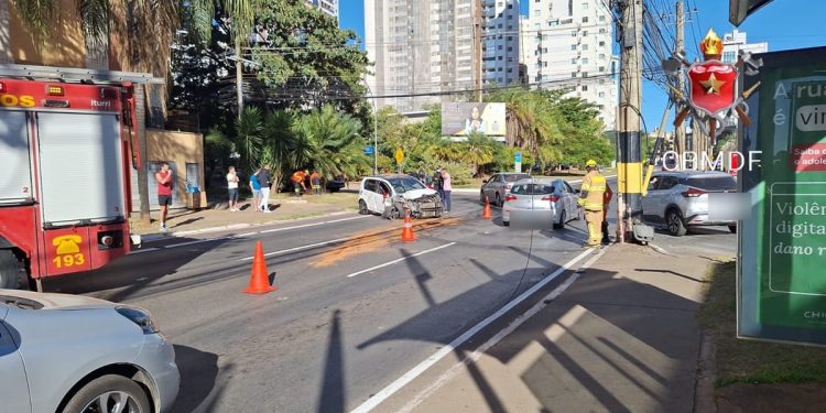 Região de Águas Claras fica sem energia após carro atingir poste