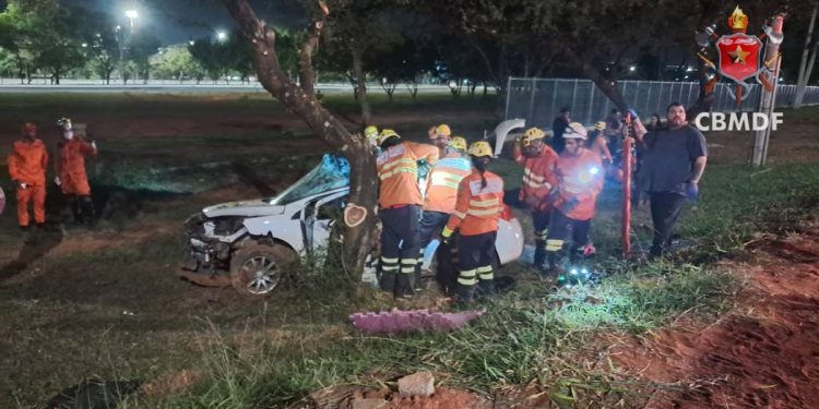 Homem morre e duas crianças ficam feridas após carro bater em árvore