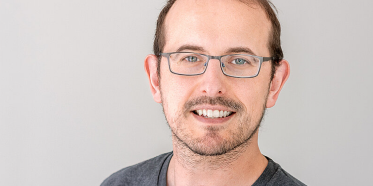 Cientista brasileiro é premiado por estudo sobre tratamento de câncer