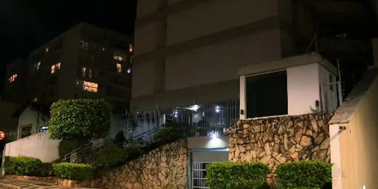 Crime em apartamento de luxo termina com mulher assassinada a facadas