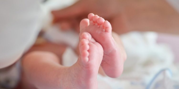 Adolescente toca em partes íntimas de bebê de 1 ano e filma abuso