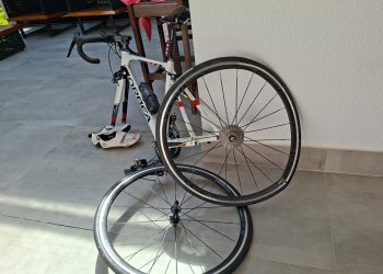 Ciclista é atropelado por carro e motorista foge sem prestar socorro