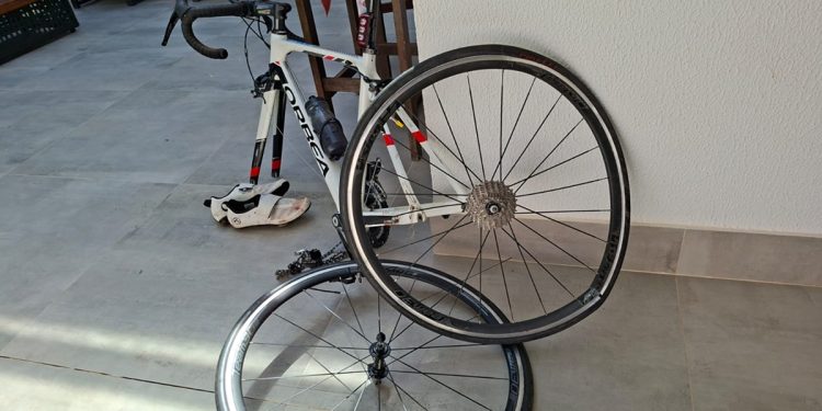 Ciclista é atropelado por carro e motorista foge sem prestar socorro