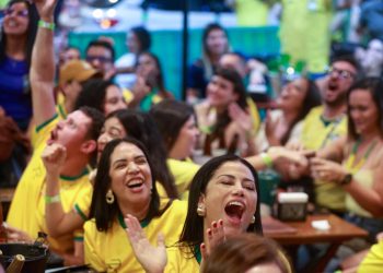 Bares do DF cobram entrada em dia de jogo do Brasil. Prática é legal?