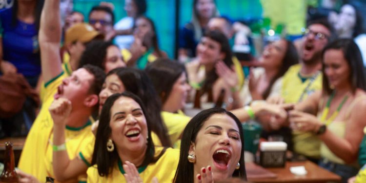 Bares do DF cobram entrada em dia de jogo do Brasil. Prática é legal?