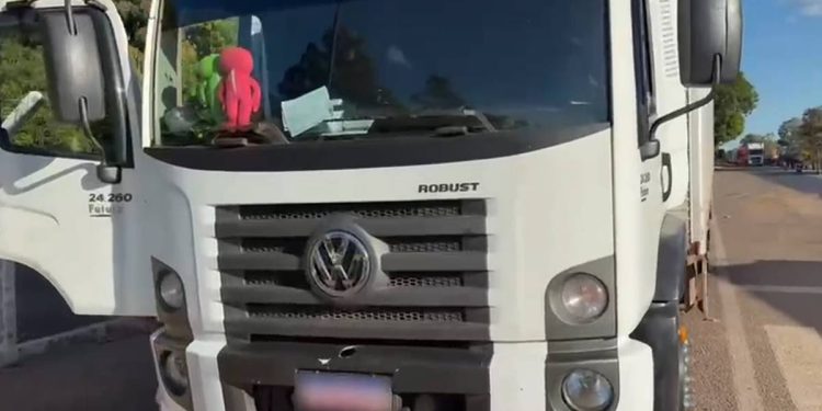 Caminhoneiro ameaça motorista em rodovia e é preso com anfetamina
