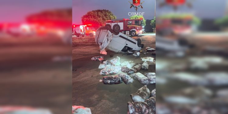 Carro capota na DF-001, e motorista é levado ao hospital pelo CBMDF