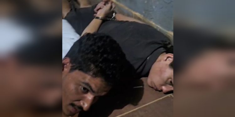 Casal que agrediu homem até a morte avisou esposa: “Tá lá no chão”