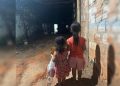 Mãe vai a churrasco e deixa filhas de 2 e 5 anos em casa cheia de lixo