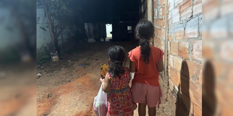 Mãe vai a churrasco e deixa filhas de 2 e 5 anos em casa cheia de lixo