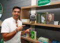 Palmeiras inaugura espaços de leitura para a base com homenagem a Abel e restrição de uso de celular