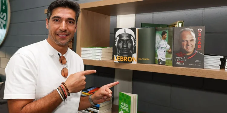 Palmeiras inaugura espaços de leitura para a base com homenagem a Abel e restrição de uso de celular