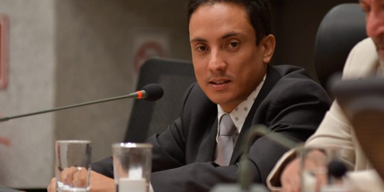 Morre, aos 45 anos, o comunicador Fernando Fidelis após câncer