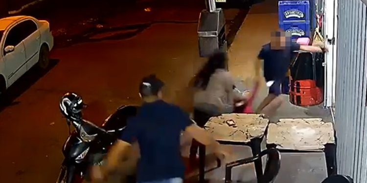 Homem é flagrado tentando sequestrar menina de 4 anos em mesa de bar