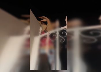 Jovem fica com braço preso em lança de portão ao pular muro de casa