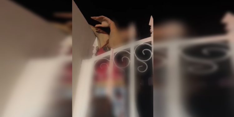 Jovem fica com braço preso em lança de portão ao pular muro de casa