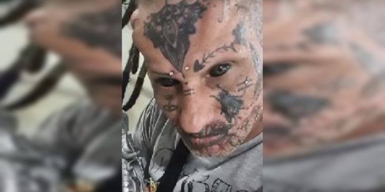 Veja como era o rosto do tatuador morto em “tribunal do crime” antes das tatuagens