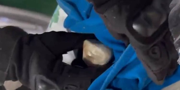 Traficantes escondem droga em roupa de bebê e são presos em flagrante