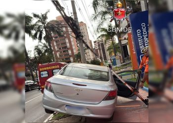 Motorista tem mal súbito, bate o carro e fica ferida em Águas Claras