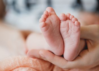 CLDF aprova ampliação de auxílio natalidade com kit para bebês e mães
