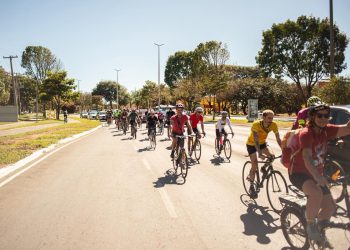Atletas pedalam em protesto contra morte e atropelamento de ciclistas