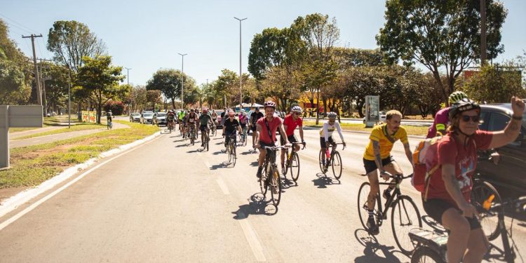 Atletas pedalam em protesto contra morte e atropelamento de ciclistas