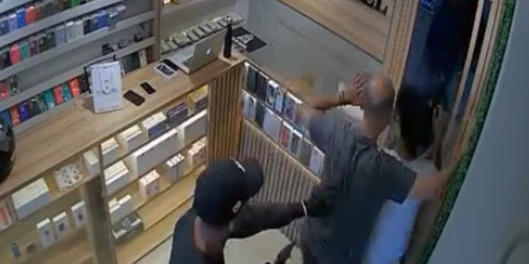 Dupla armada invade loja, apavora cliente e rouba estoque de celulares