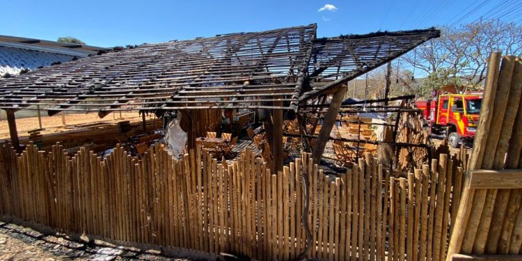 Faísca de solda causa incêndio em restaurante na Chapada dos Veadeiros